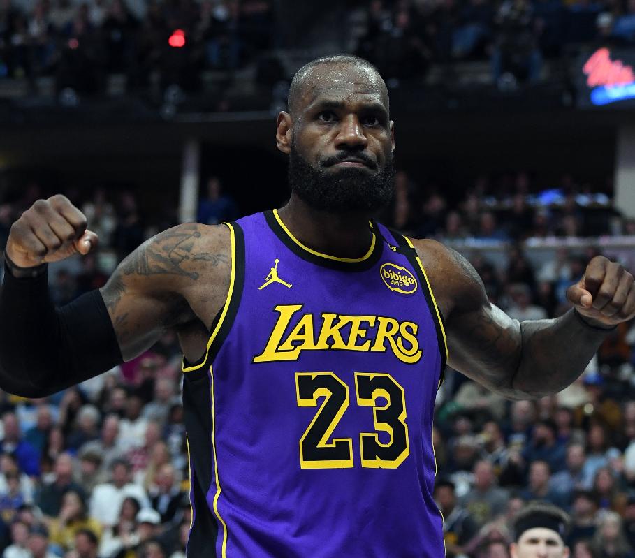 YIHAO-关于詹姆斯在独行侠比赛中比赛局势复杂，出色防守引发热议！赢得满堂喝彩的信息