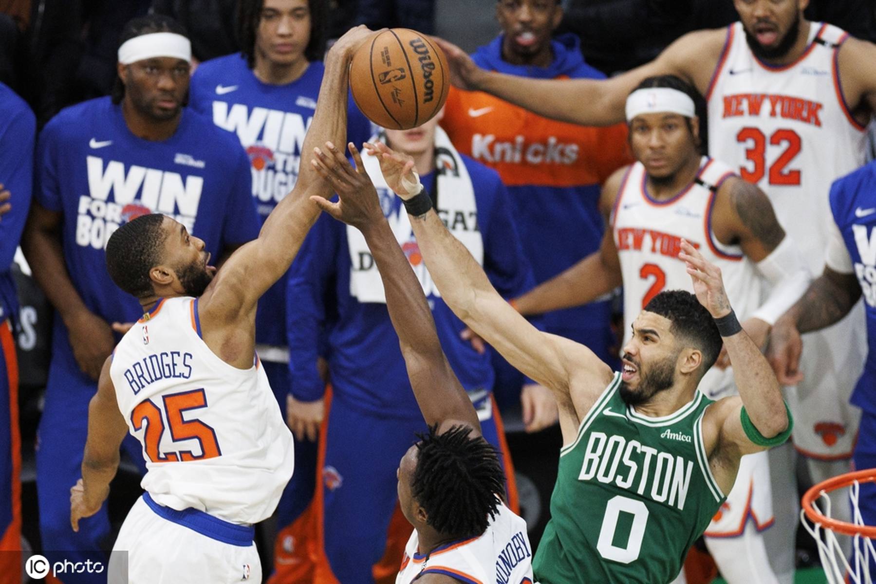 壹号娱乐-重要助攻引发热议！，塔图姆在美国队比赛中重要助攻赛场气氛高涨的简单介绍