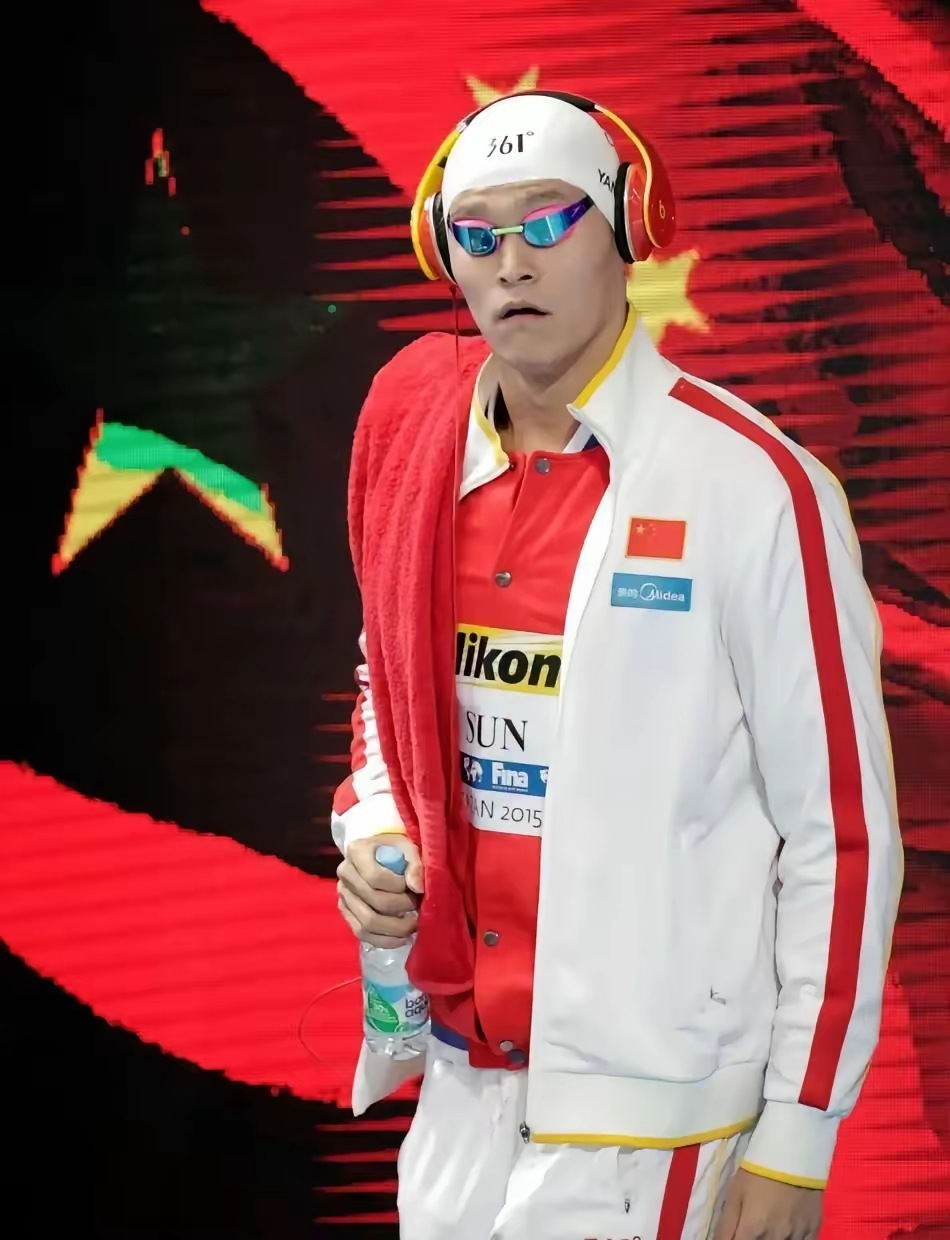 壹号-羽毛球赛场再起风云：雪域鲨队队读秒绝平剑门独角兽队，新援首秀制胜冲刺阶段不容有失(羽毛球比赛报道标题)